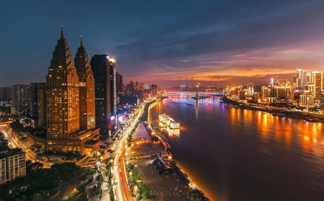 Free sightseeing bus can take you to visit Nanbin Road at night