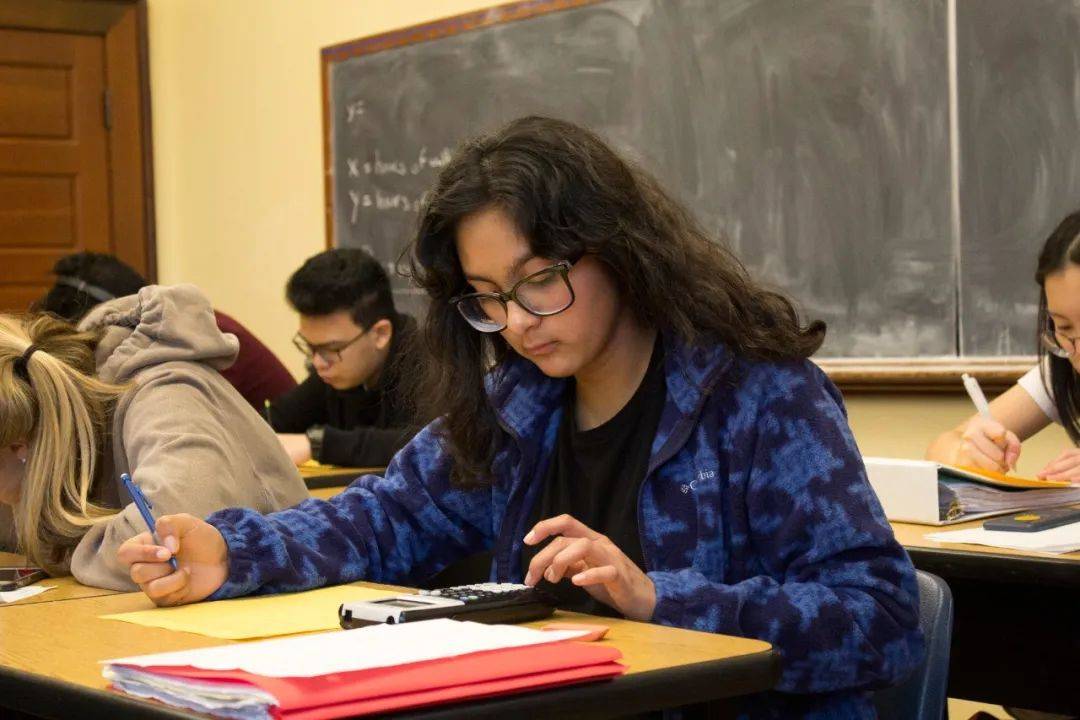 向学生介绍数学在现实世界中的应用