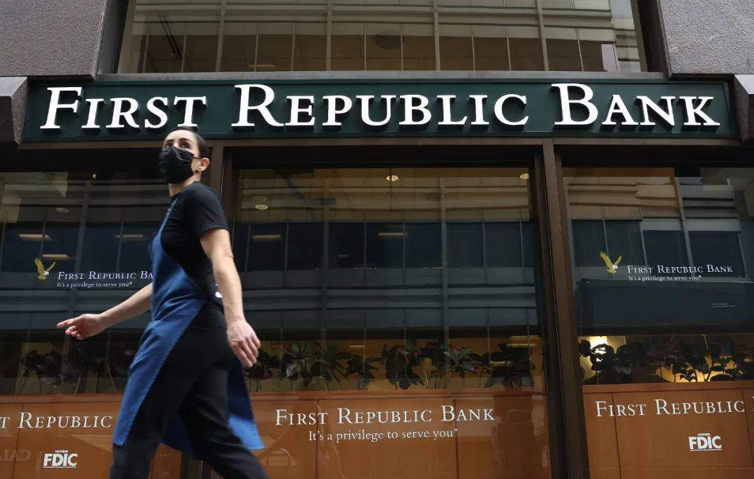 “原来取款几秒钟<strong></p>
<p>美股 年报</strong>，现在70小时”，美国又一家银行陷入大麻烦！华尔街砸300亿美元救场