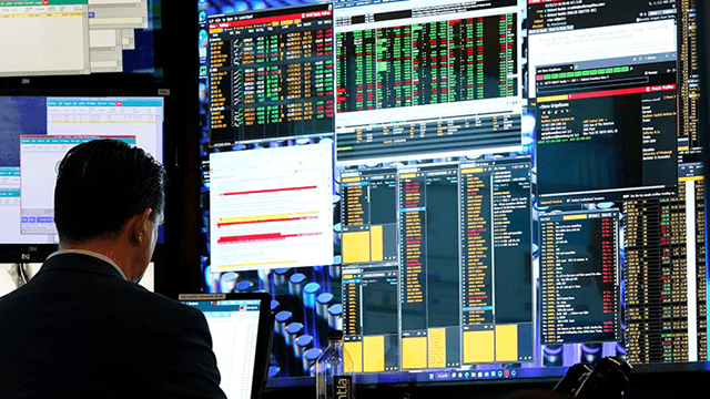 经济数据“爆冷”<strong></p>
<p>美股重挫</strong>，美股三大指数齐跌，AMC院线重挫23%