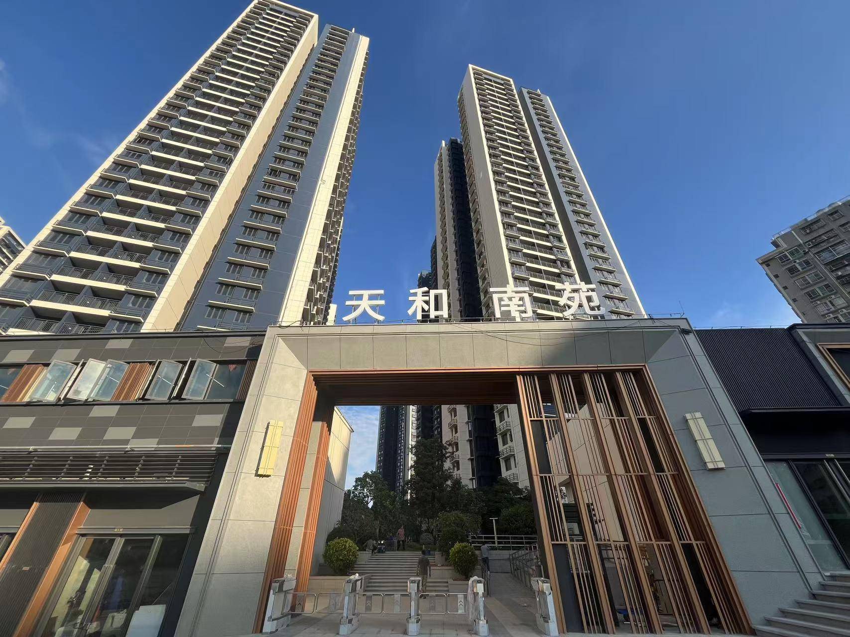 深圳龙华最大单体安居房陷“交付标准之争”