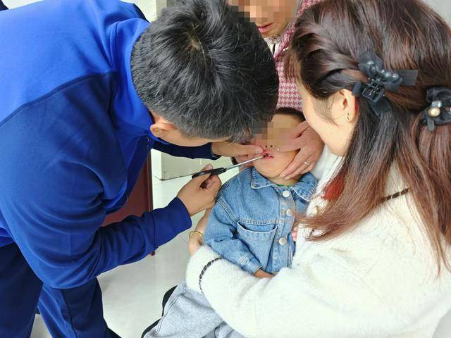 北京五岁男童把鱼钩放进嘴<strong></p>
<p>虚拟币下注</strong>，家长发现抱着孩子直奔消防站