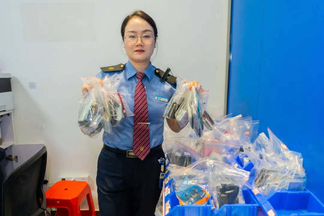 6天捡1000张身份证<strong></p>
<p>虚拟币交易网站</strong>！高铁站工作人员回应