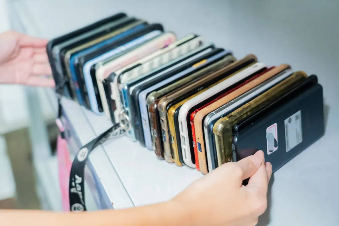 6天捡1000张身份证<strong></p>
<p>虚拟币交易网站</strong>！高铁站工作人员回应