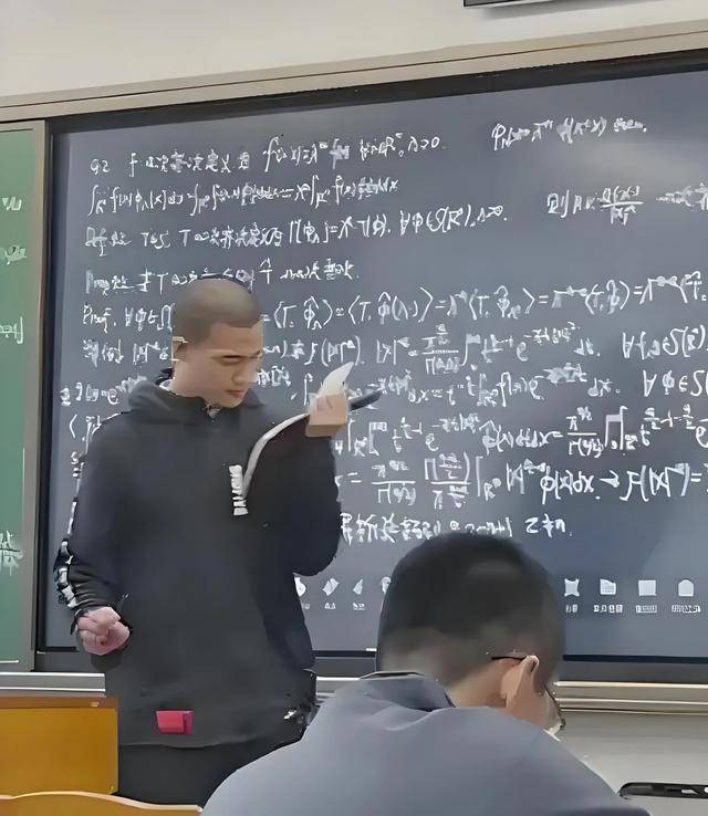 韦东奕上课照片走红<strong></p>
<p>虚拟币如何盈利</strong>，新发型吸睛，网友：板书真漂亮，可惜看不懂