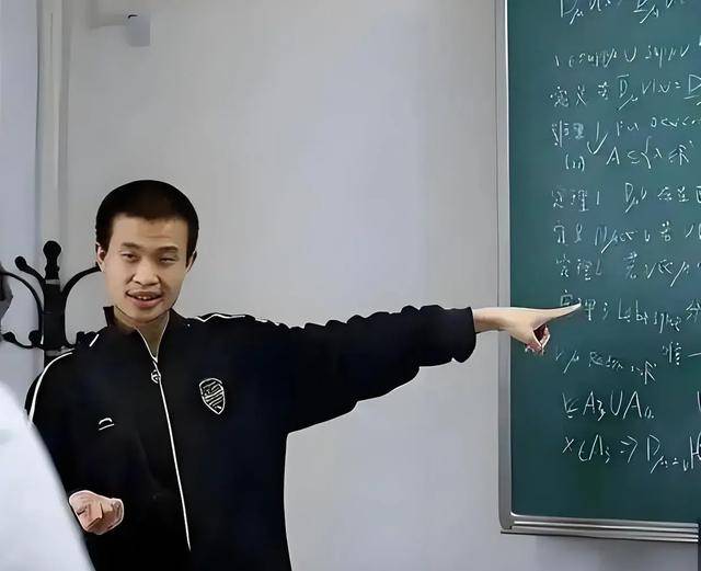 韦东奕上课照片走红<strong></p>
<p>虚拟币如何盈利</strong>，新发型吸睛，网友：板书真漂亮，可惜看不懂