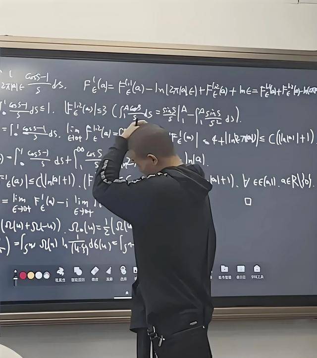 韦东奕上课照片走红<strong></p>
<p>虚拟币如何盈利</strong>，新发型吸睛，网友：板书真漂亮，可惜看不懂