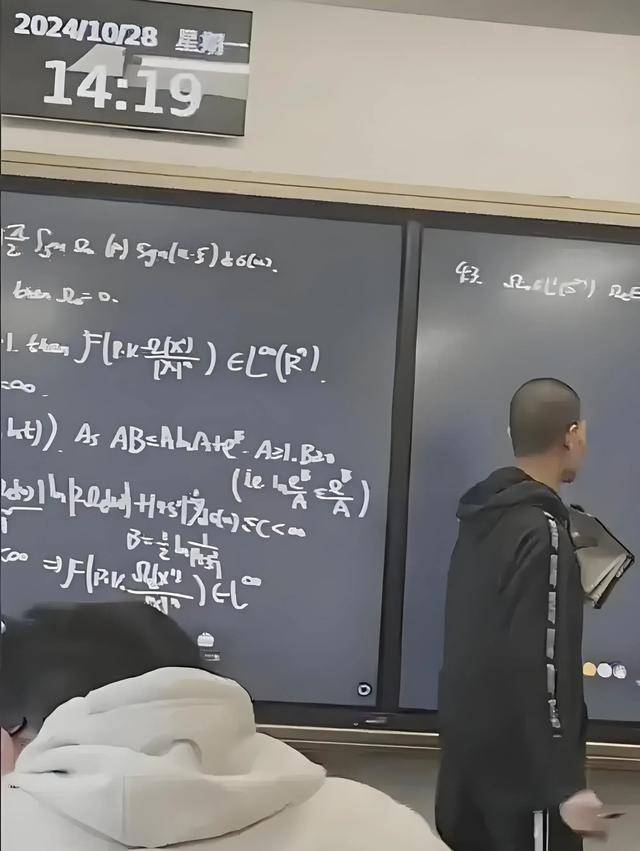 韦东奕上课照片走红<strong></p>
<p>虚拟币如何盈利</strong>，新发型吸睛，网友：板书真漂亮，可惜看不懂