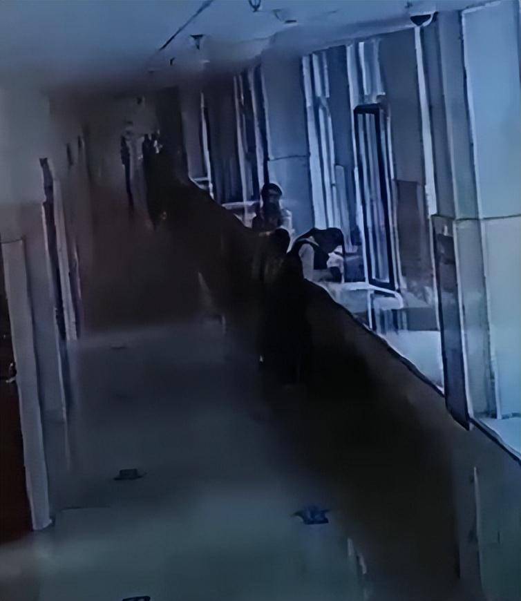 7岁男生踩脏地板<strong></p>
<p>虚拟币评测</strong>，鞋被语文老师扔垃圾桶，脚冷穿鞋又被数学老师拎讲台扇耳光；两名涉事女教师已被学校开除