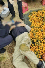 昆明一老人赶集摔倒压坏水果摊！中午就带着家属找来了<strong></p>
<p>虚拟币评测</strong>，摊主慌了……