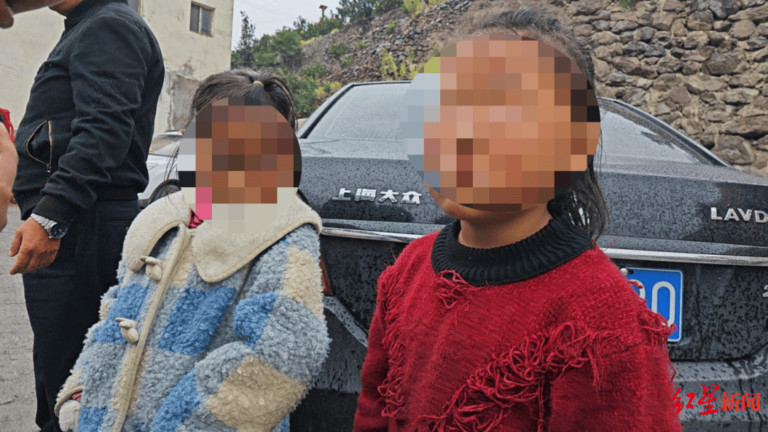 父母在外地打工，8岁姐姐带着6岁妹妹欲骑行80公里找父母，幸被交警送回