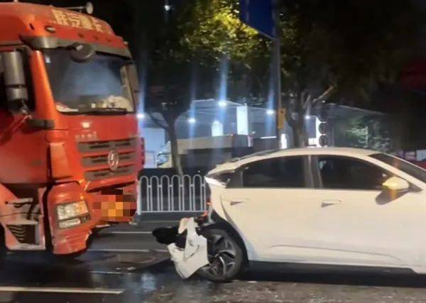 凌晨<strong></p>
<p>哪些虚拟币靠谱</strong>，上海一路口多车追尾！目击者：疑似大货车惹祸，撞击力度大