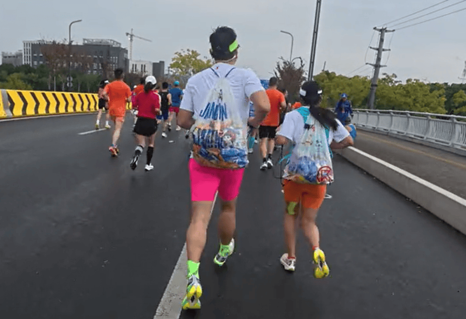 苏州马拉松一男一女将给选手的免费零食打包“负重”奔跑<strong></p>
<p>虚拟币交易技巧</strong>？主办方回应