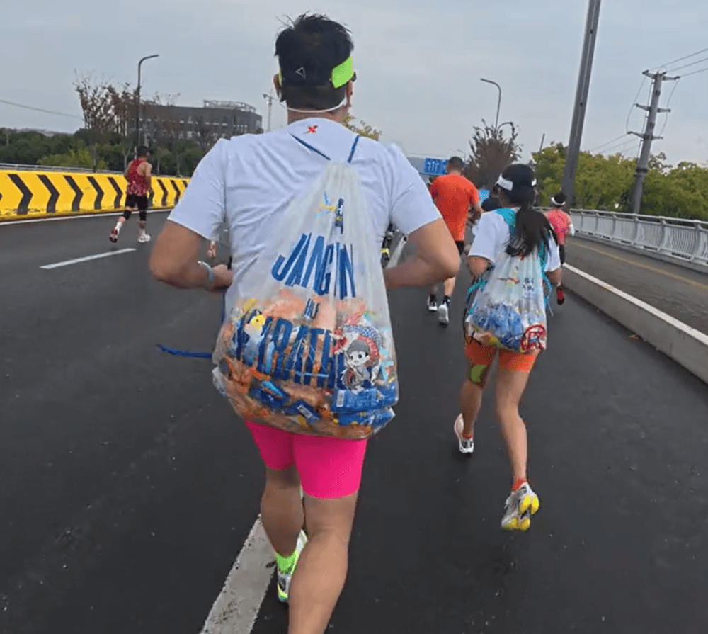 苏州马拉松一男一女将给选手的免费零食打包“负重”奔跑<strong></p>
<p>虚拟币交易技巧</strong>？主办方回应
