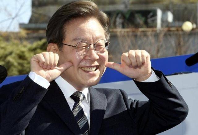 执政党捏着鼻子要“保尹”<strong></p>
<p>虚拟币开源代码下载</strong>，尹锡悦的总统宝座，将由8个人决定