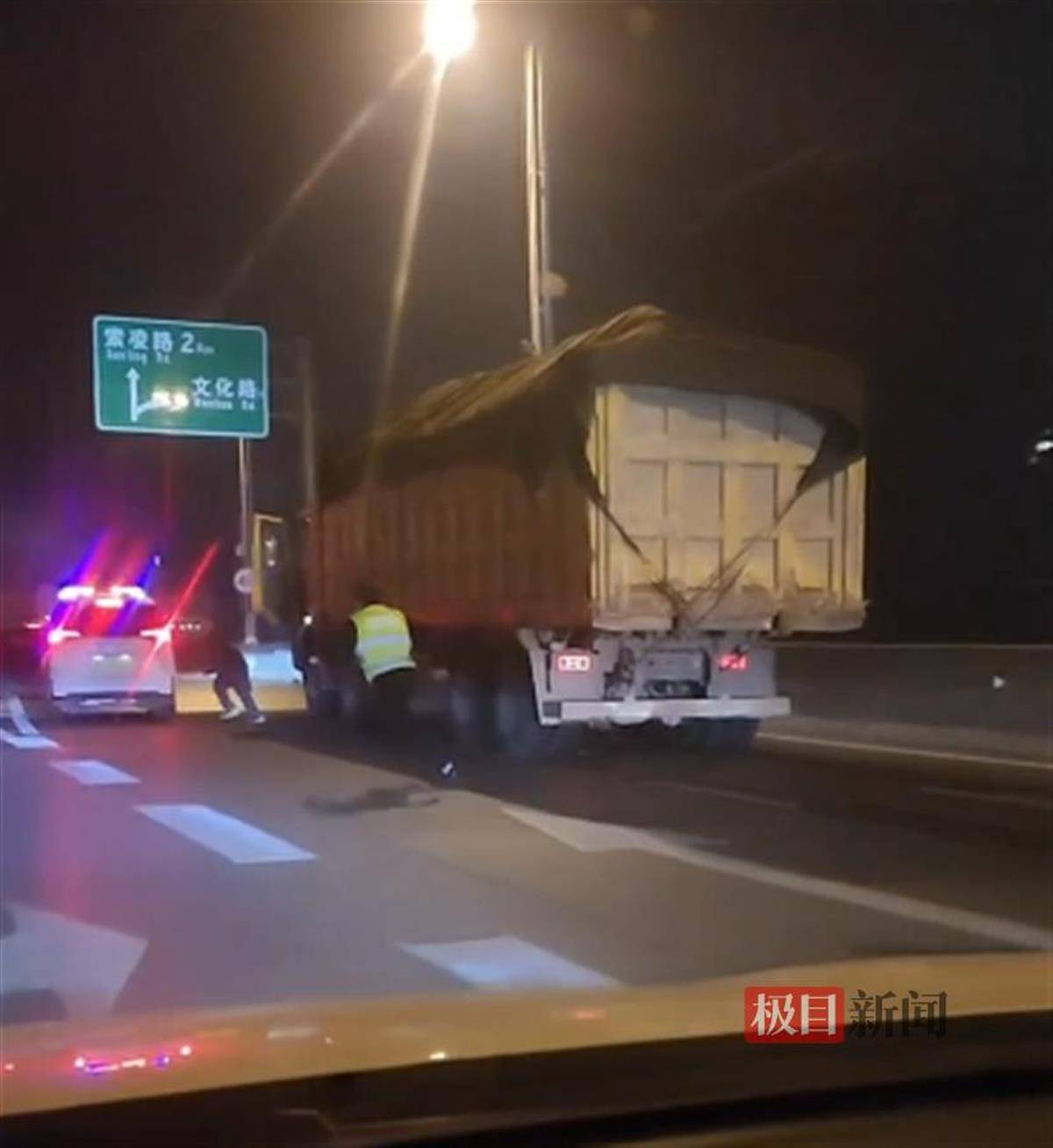 郑州执法人员欲对一货车进行检查<strong></p>
<p>虚拟币开源代码下载</strong>，司机跳下高架桥，官方回应