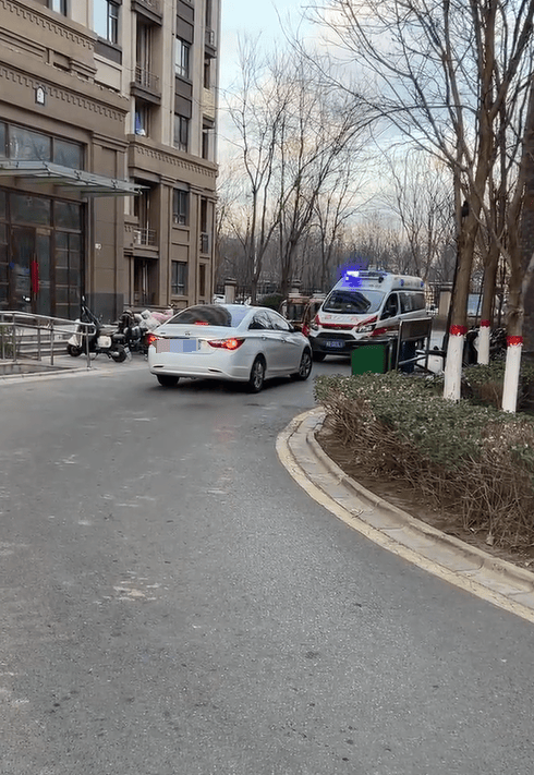 私家车未让救护车反而步步紧逼<strong></p>
<p>p网虚拟币交易平台</strong>，目击者：老人遗憾离世，河北警方：行政拘留！