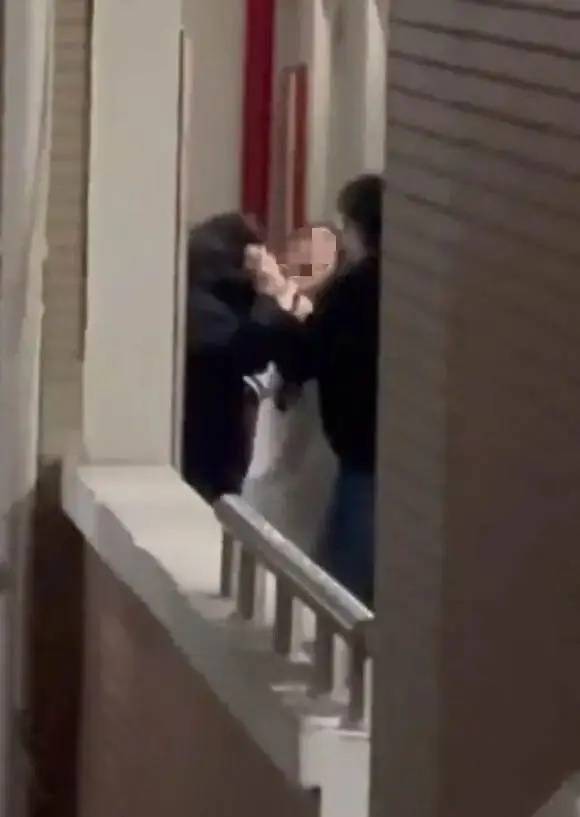 大四学姐被学妹打到需植入钢钉坐轮椅<strong></p>
<p>php虚拟币网站源码</strong>？校方再通报