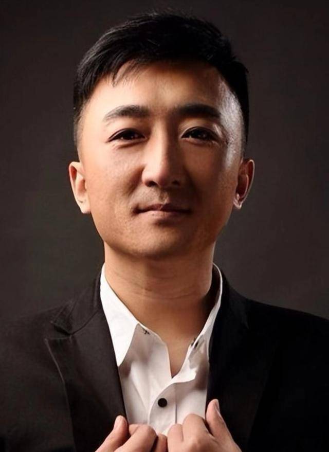 他是知名演员<strong></p>
<p>lisk虚拟币</strong>，40岁二胎得女，41岁突然离世将悲痛留给妻子与儿女