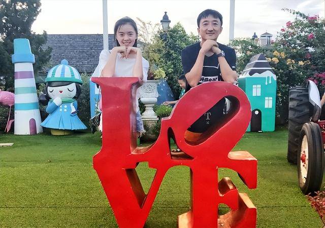 他是知名演员<strong></p>
<p>lisk虚拟币</strong>，40岁二胎得女，41岁突然离世将悲痛留给妻子与儿女