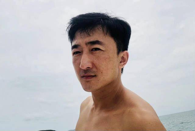 他是知名演员<strong></p>
<p>lisk虚拟币</strong>，40岁二胎得女，41岁突然离世将悲痛留给妻子与儿女