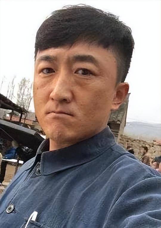 他是知名演员<strong></p>
<p>lisk虚拟币</strong>，40岁二胎得女，41岁突然离世将悲痛留给妻子与儿女