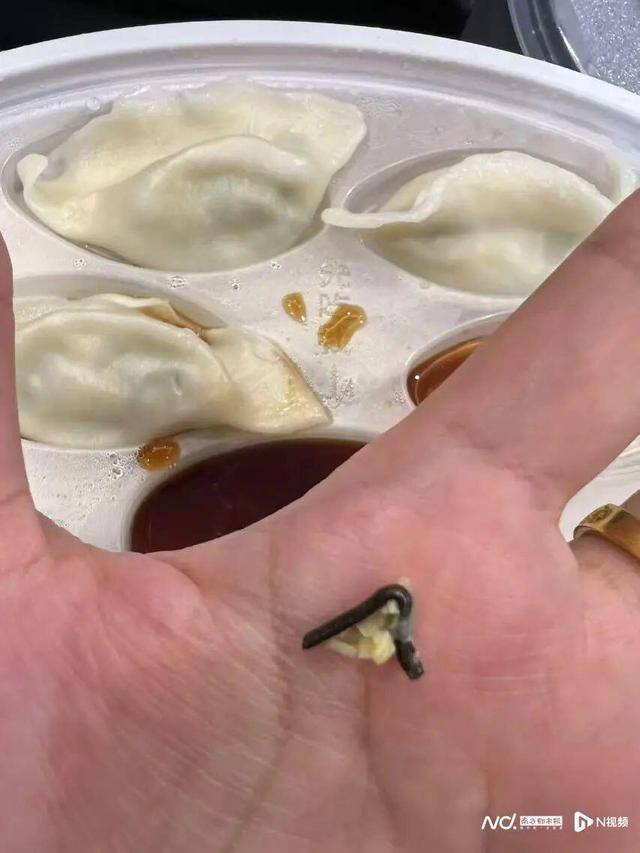 “水饺吃出铁丝”！为删差评<strong></p>
<p>酷赚网虚拟币交易</strong>，商家竟盗用消费者微信头像捏造聊天记录