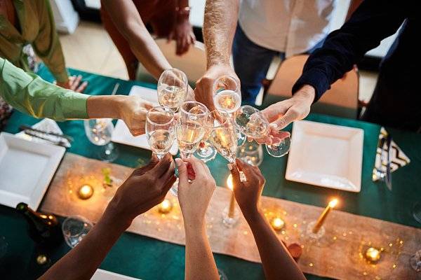 男子在公司年会上饮酒身亡<strong></p>
<p>酷赚网虚拟币交易</strong>，同事都没发现！谁该担责？法院判了