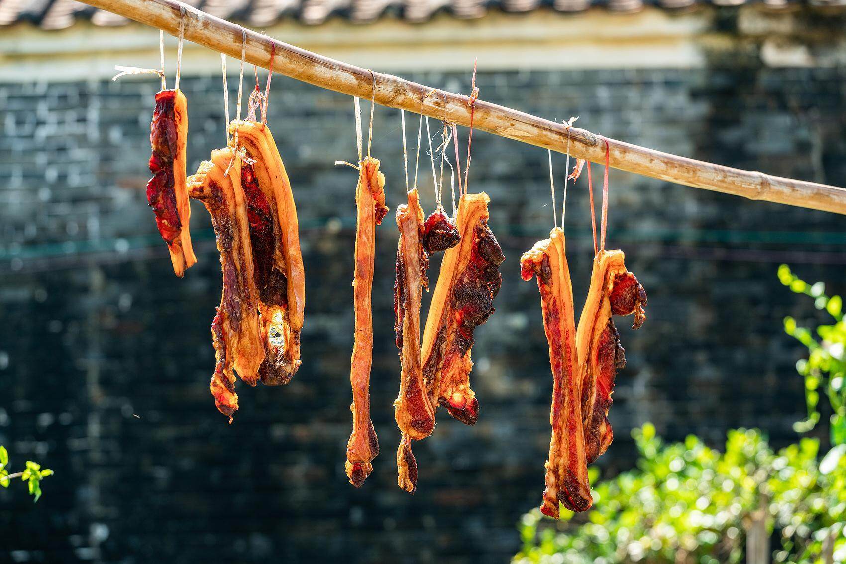 在家熏腊肉被罚，移风易俗别以罚代管 | 时评