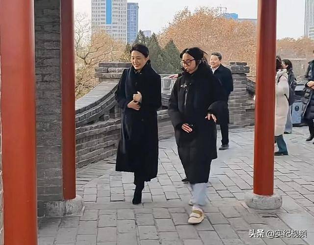 周涛来邯郸<strong></p>
<p>洛克币虚拟货币</strong>，出圈的竟然是旁边的鸡窝头讲解员，周涛：孩子刚睡醒