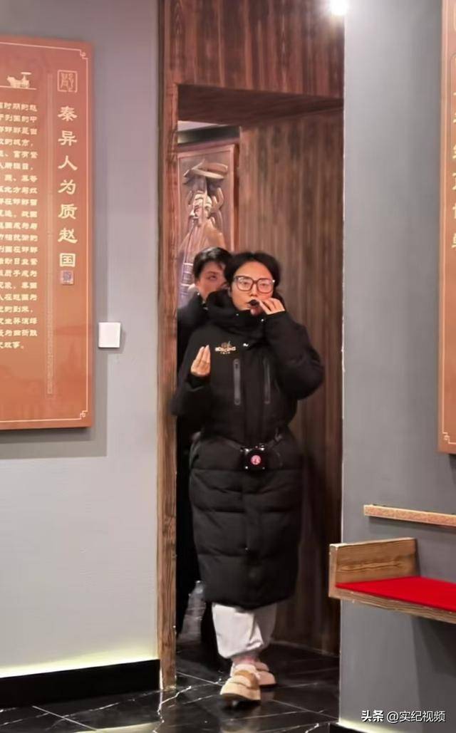 周涛来邯郸<strong></p>
<p>洛克币虚拟货币</strong>，出圈的竟然是旁边的鸡窝头讲解员，周涛：孩子刚睡醒