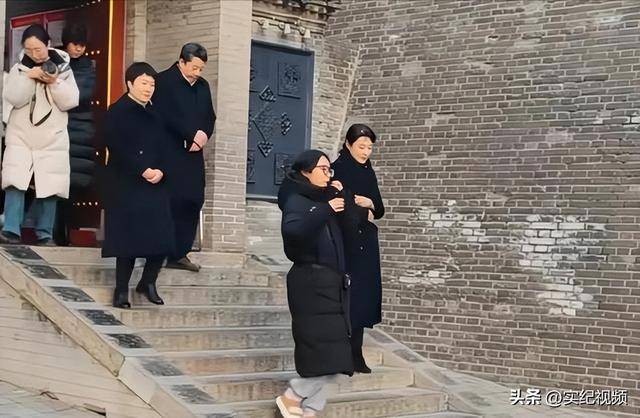 周涛来邯郸<strong></p>
<p>洛克币虚拟货币</strong>，出圈的竟然是旁边的鸡窝头讲解员，周涛：孩子刚睡醒