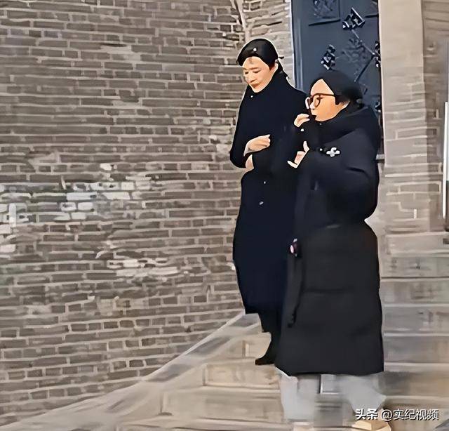 周涛来邯郸<strong></p>
<p>洛克币虚拟货币</strong>，出圈的竟然是旁边的鸡窝头讲解员，周涛：孩子刚睡醒