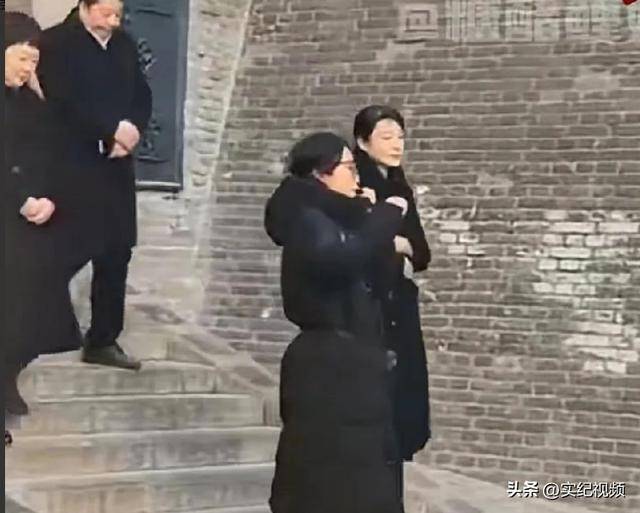 周涛来邯郸<strong></p>
<p>洛克币虚拟货币</strong>，出圈的竟然是旁边的鸡窝头讲解员，周涛：孩子刚睡醒