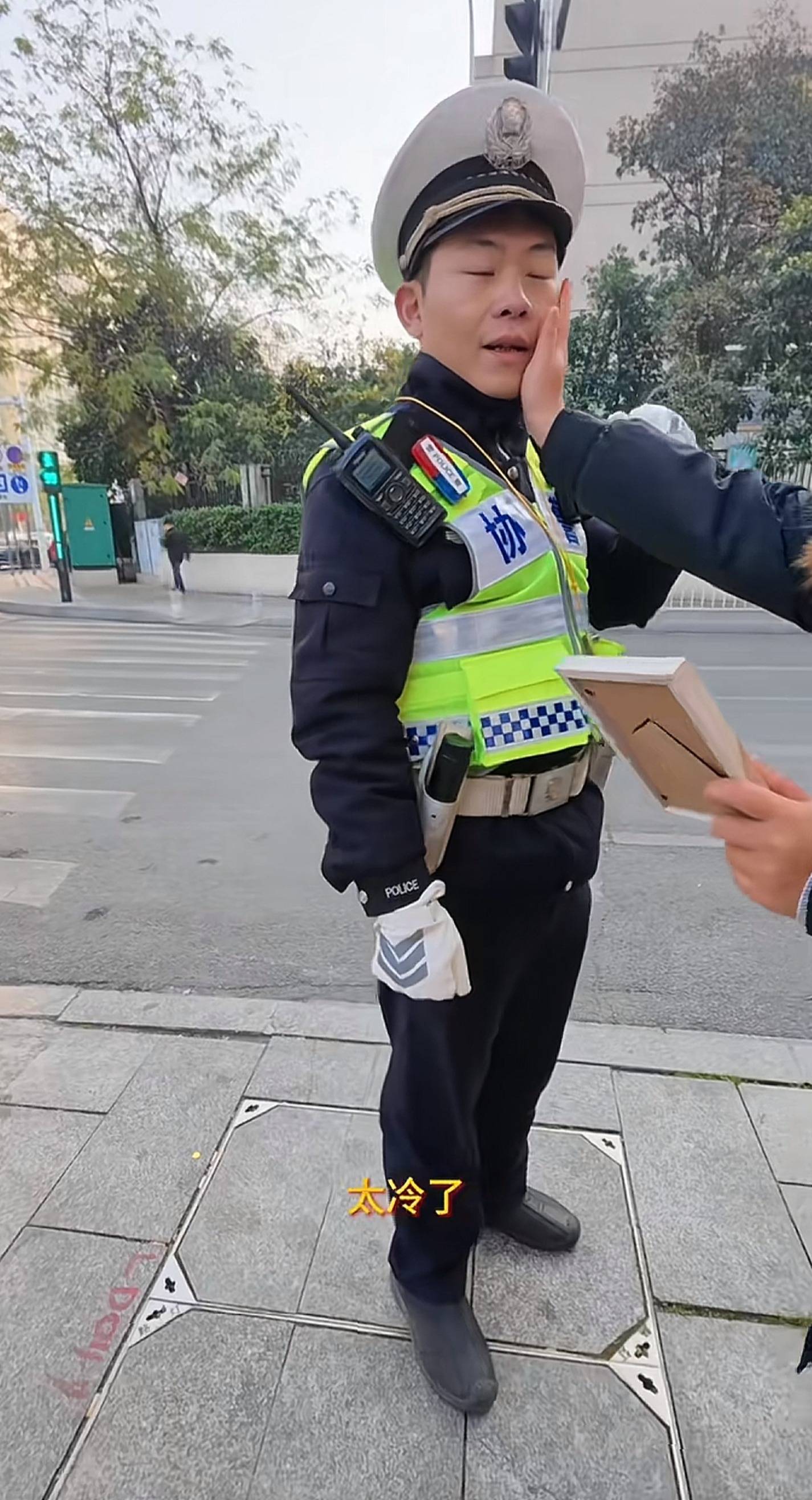 “原来你这么棒啊！”长沙协警执完勤被妻子宠溺“摸脸杀”<strong></p>
<p>台湾虚拟币交易平台</strong>，摄影师拍下幸福一刻