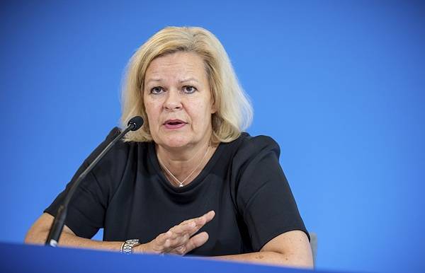 德国内政部长操心：铁路用华为，“风险”