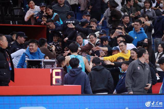 热血沸腾！青岛男篮最后三分钟14-0绝地翻盘<strong></p>
<p>b网</strong>，队史首次单赛季双杀辽宁