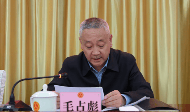 厅长毛占彪<strong></p>
<p>b网</strong>，长期出入量身定制的“会所”，大肆吃喝、接受娱乐活动安排