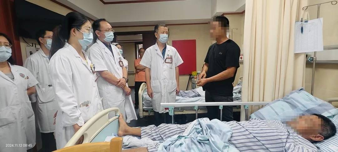 广州一“老酒鬼”路边捡到宝<strong></p>
<p>虚拟币api</strong>，笑着笑着倒下了……