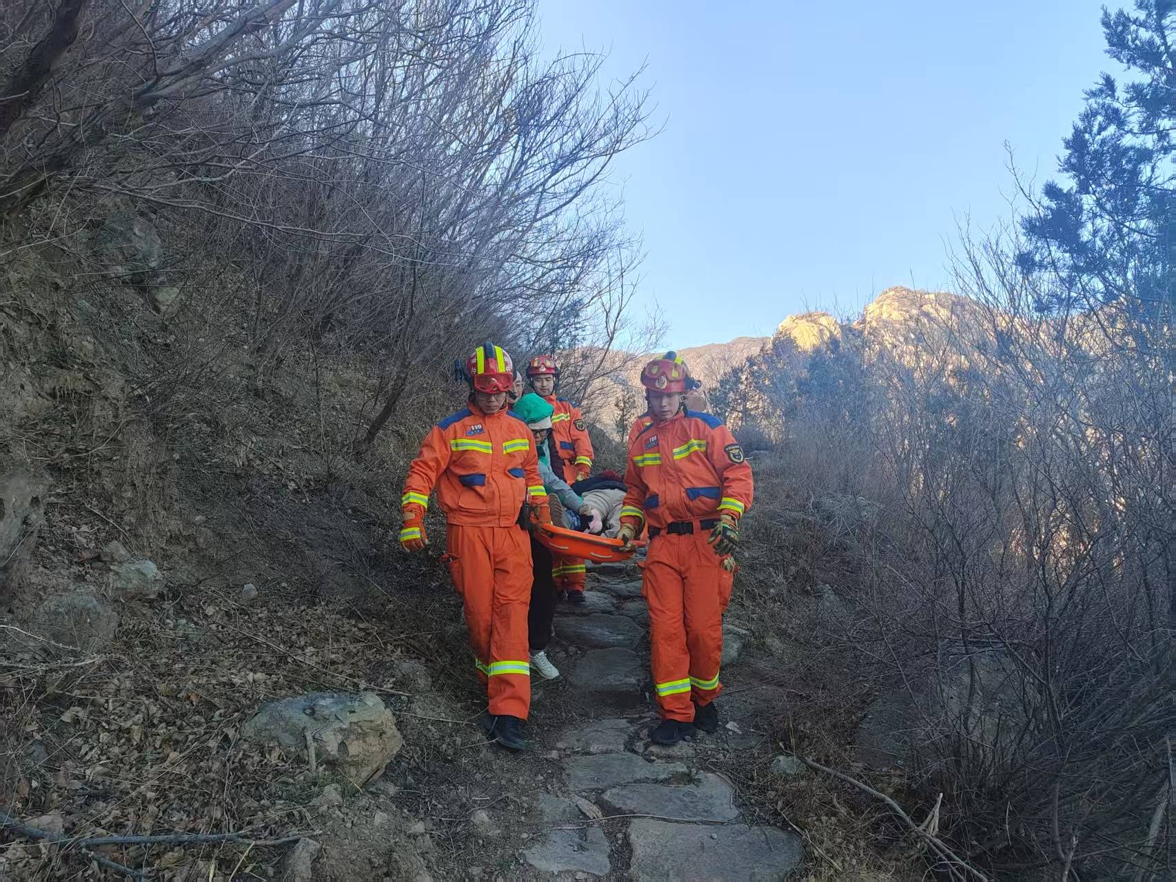 一女游客在凤凰岭登山摔伤<strong></p>
<p>虚拟币取名字</strong>，北京海淀消防紧急救援