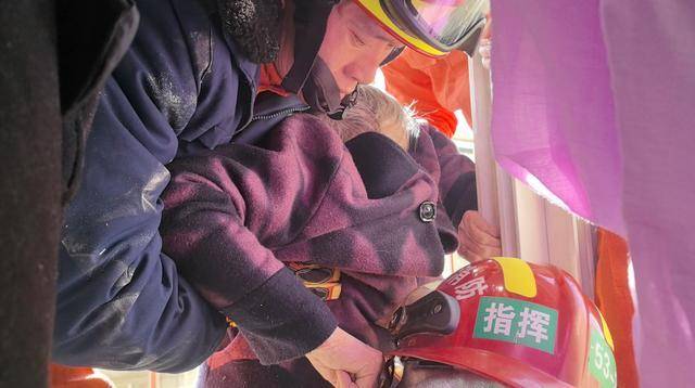 惊险！北京西城一93岁老奶奶<strong></p>
<p>如何做虚拟游戏币代理</strong>，卡在防盗窗里摇摇欲坠……