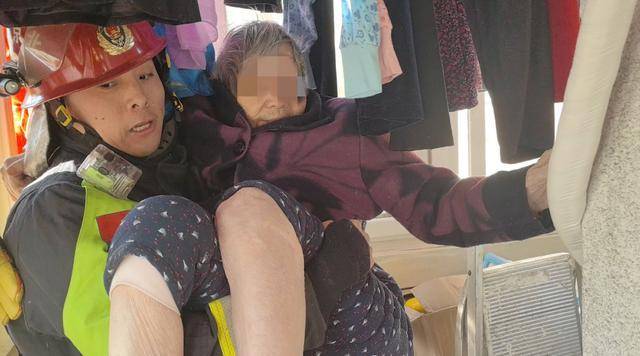 惊险！北京西城一93岁老奶奶<strong></p>
<p>如何做虚拟游戏币代理</strong>，卡在防盗窗里摇摇欲坠……