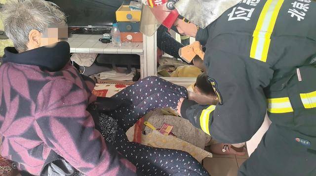 惊险！北京西城一93岁老奶奶<strong></p>
<p>如何做虚拟游戏币代理</strong>，卡在防盗窗里摇摇欲坠……