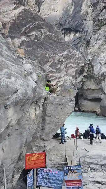 摄影师在悬崖石缝中为游客拍照<strong></p>
<p>虚拟币挖矿源码</strong>，虎跳峡景区回应
