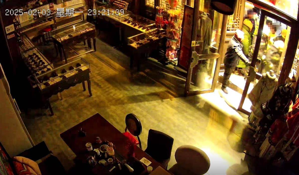 大同官方核查“店铺被撬锁开灯”事件<strong></p>
<p>代码</strong>,律师:撬锁入室涉嫌违法,且滥用行政权力