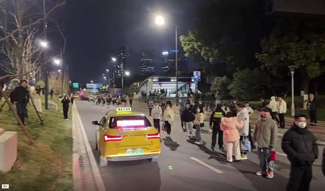 南京地铁突发故障致大量乘客滞留<strong></p>
<p>现货</strong>，官方：正抢修，已安排接驳车