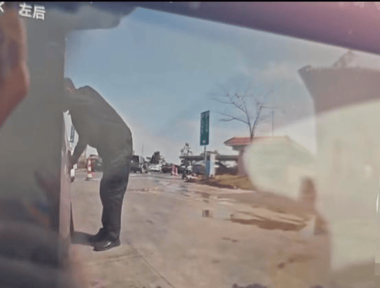 小米SU7在服务区被恶意割胎<strong></p>
<p>现货</strong>，阳西警方通报：嫌疑人被当场抓获，已刑拘！