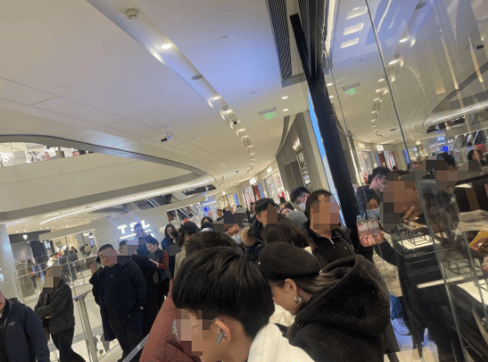 金价突破860元/克<strong></p>
<p>现货</strong>，有人跨城买：排了好长的队，下手晚了就抢光