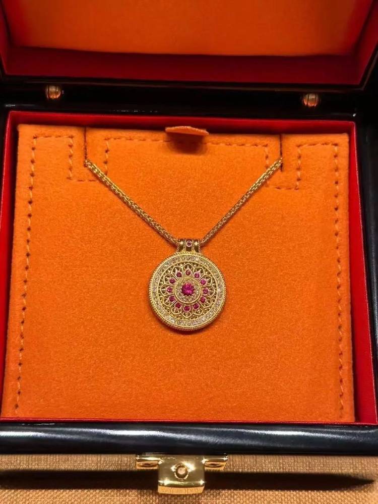 金价突破860元/克<strong></p>
<p>现货</strong>，有人跨城买：排了好长的队，下手晚了就抢光