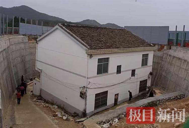 “没料到政府宁可多花钱让公路改道”<strong></p>
<p>合约</strong>，江西“最强钉子户”独守孤房